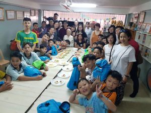 We have the honor of the presence of WOCA Vice Chairperson Ms Thanh to welcome us at Sunlight Shelter. The boys are happy to received their Christmas bag of gifts